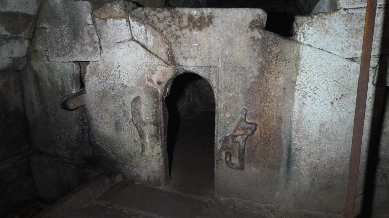 Portale ad arco del Forno da Santa a Santa Marina de Augas Santas, Allariz, Ourense, Galizia, Spagna, che funge da sfondo.