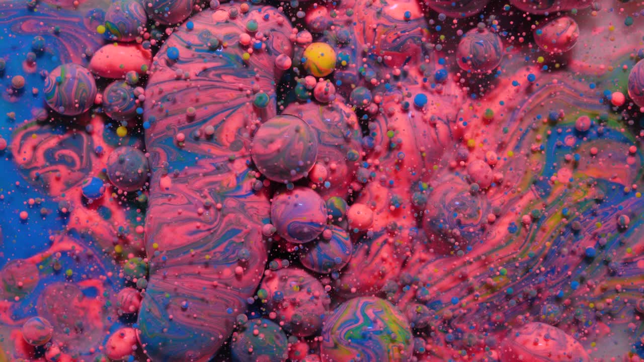 느린 움직임 밝은 색상 파란색과 분홍색 거품 기름 아름다운 페인트 우주 색이 움직이는 다채로운 아크릴 페인트 환상적인 몽환적인 표면 추상적인 다채로운 페인트 변형 구조