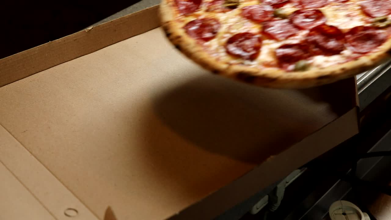 박스에 넣은 페페로니 피자