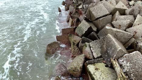 Kantige-Felsen-Stärken-Die-Küste-Der-Ostsee