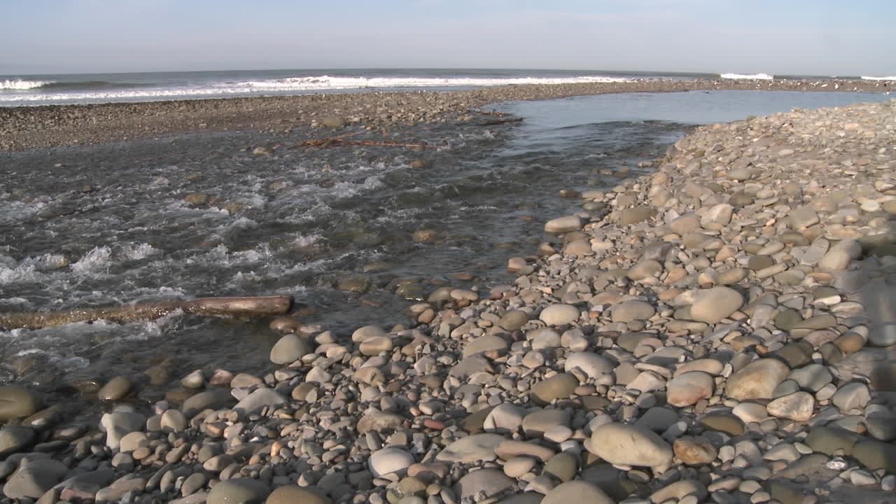 amplia bandeja de agua que sale del estuario del río ventura hacia el océano pacífico en ventura california