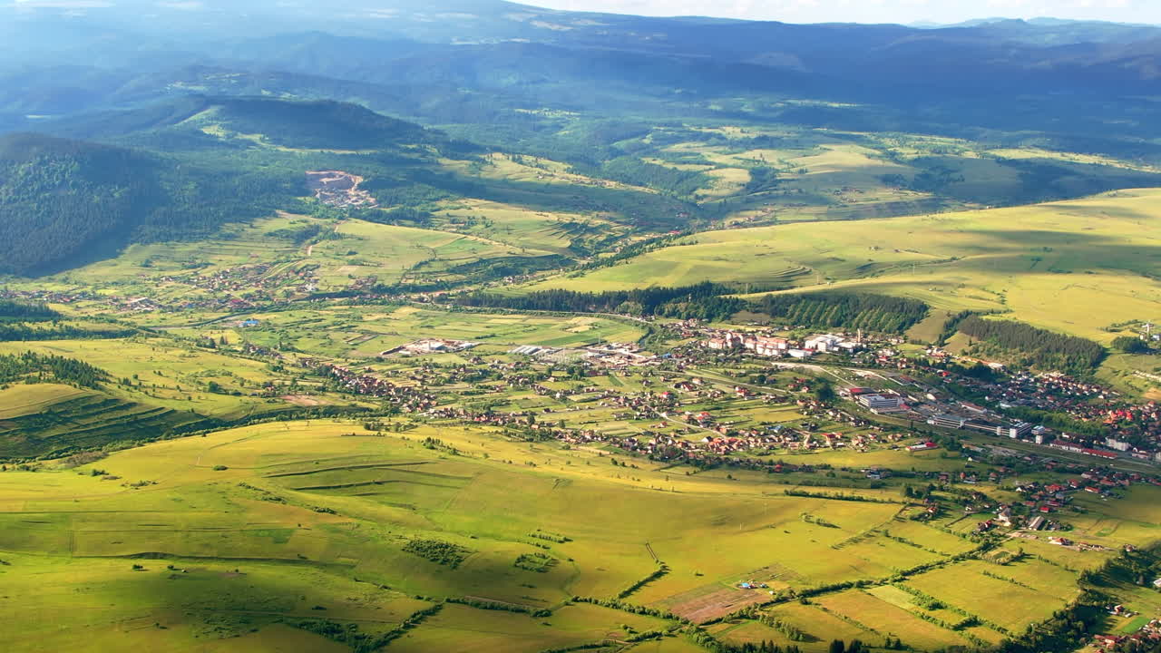 Vista aerea da drone di Toplița sui Carpazi in Romania. Villaggio, campi e basse colline