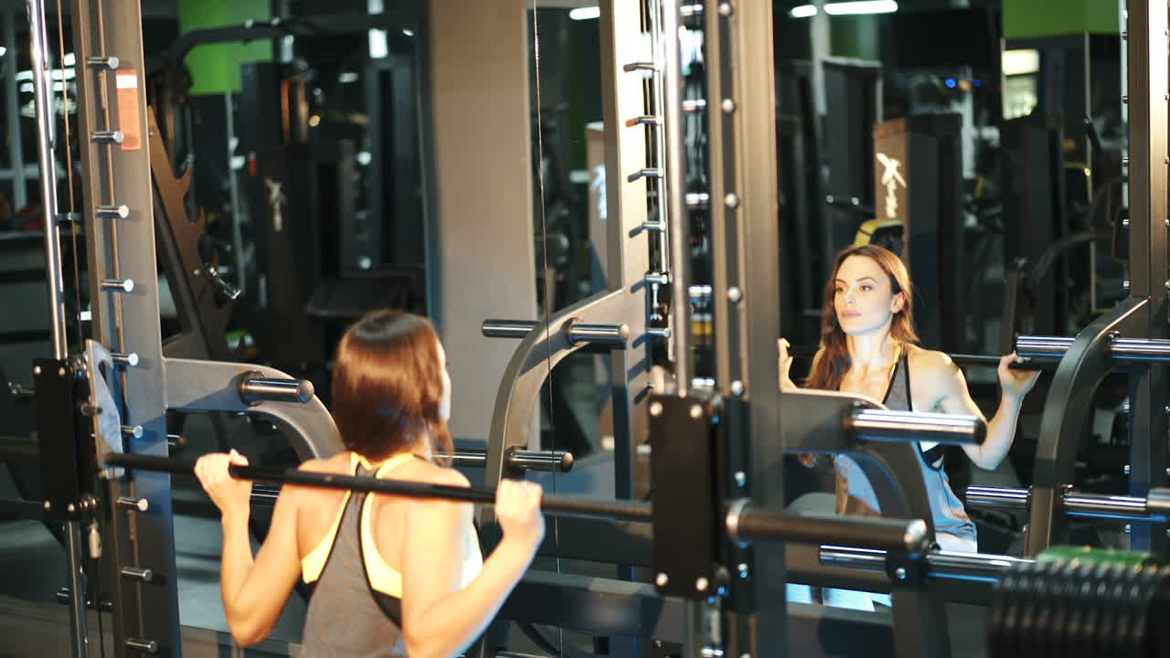 체육관 에서 운동 하는 여자