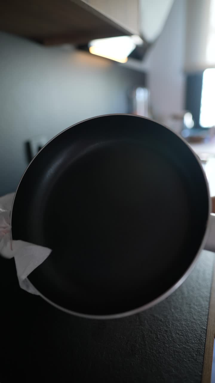 mujer cocinando en una cocina moderna