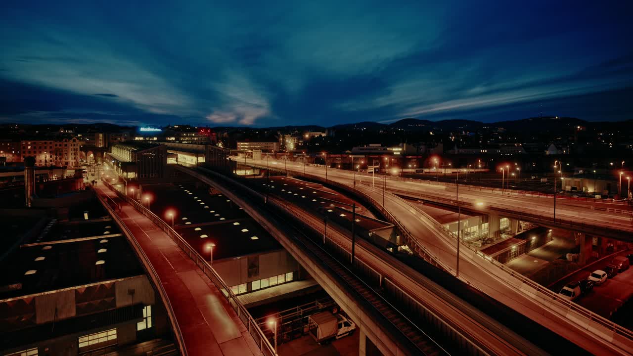 비엔나에 있는 스피틀라우 기차역의 야간 타임스 (night timelapse of train station spittelau in vienna with motion trails of traffic)