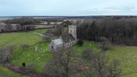 Antenne---St-Mary&#39;s-Church-In-Somerleyton,-England,-Weit-Nach-Vorne-Geschossen