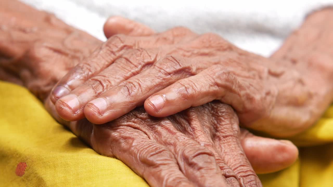 주름진 손의 클로즈업