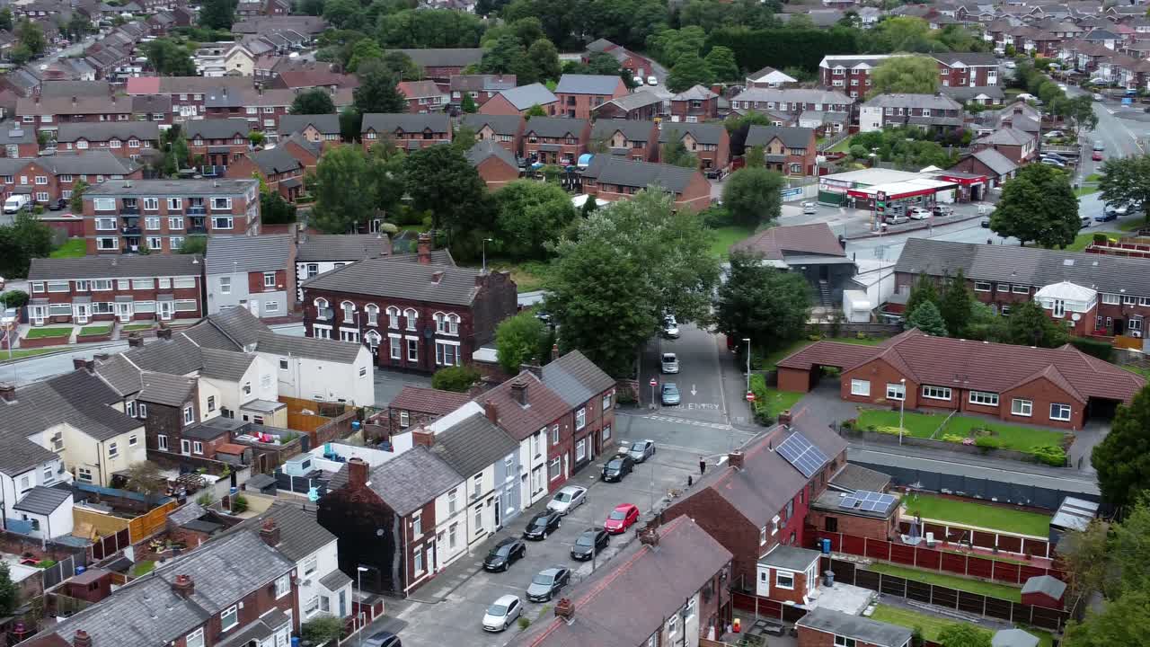 órbita aérea vista derecha por encima del barrio británico pequeña ciudad residencial propiedad suburbana jardines y calles de la ciudad