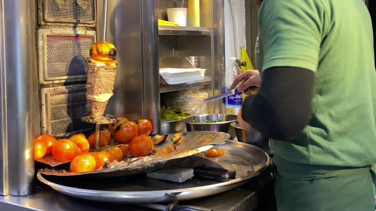 preparar shawarma, carne y tomate en un pan