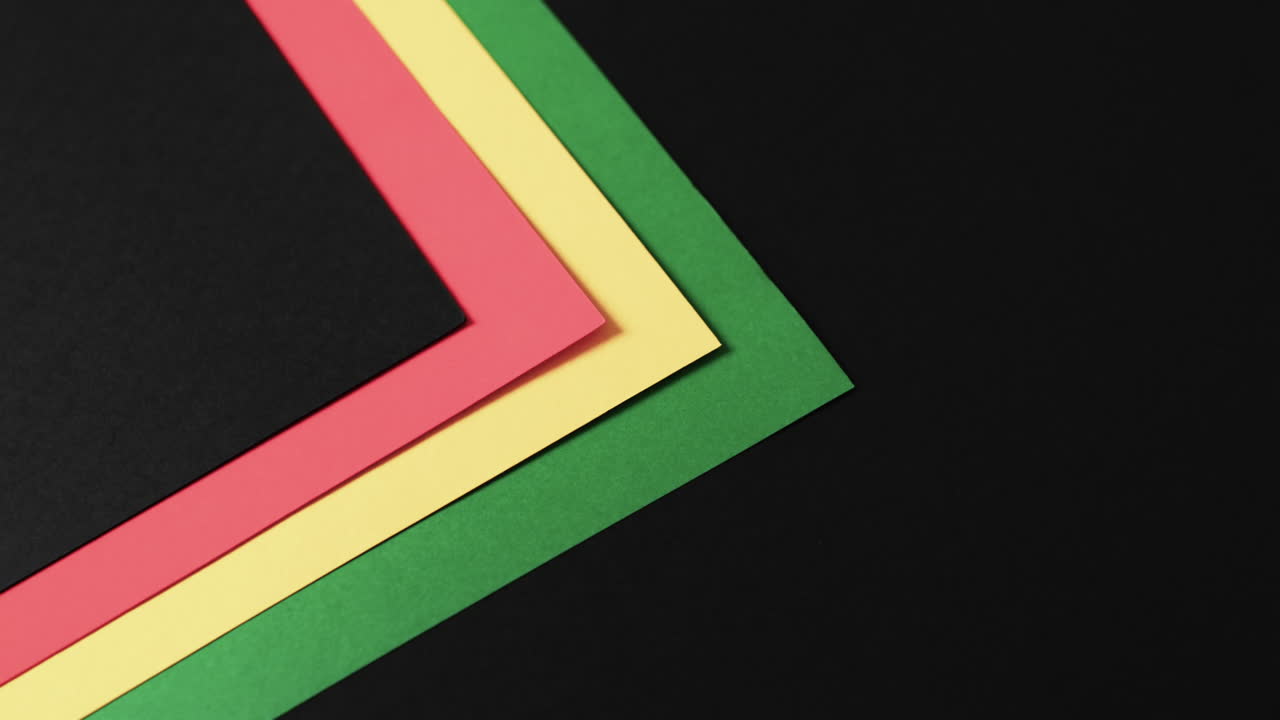 vídeo de papeles rojos, amarillos y verdes con espacio de copia en fondo negro