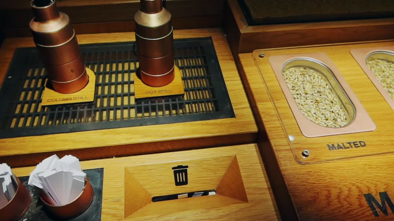 위스키 증류소에서 몰트와 몰트되지 않은 보리 증류에 대한 설명판