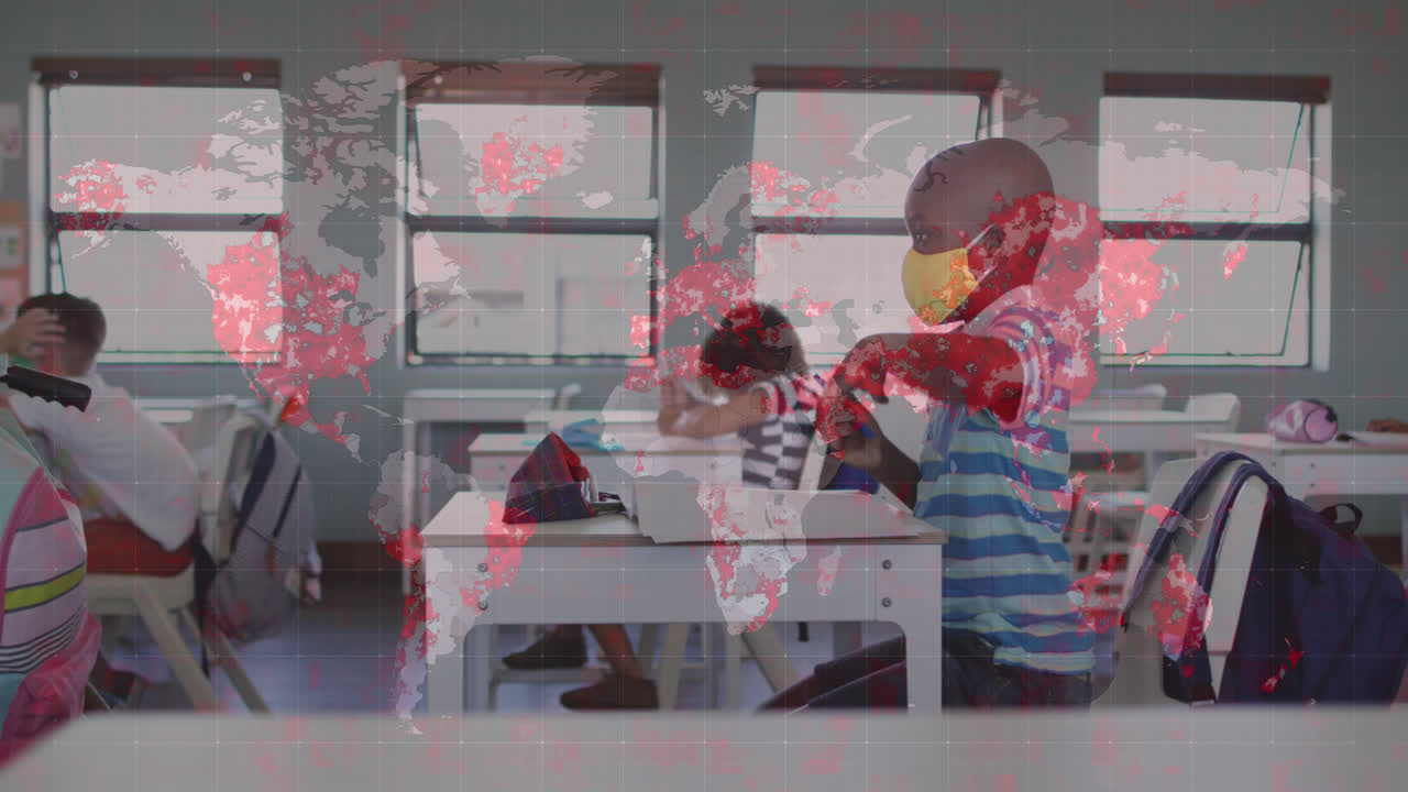 animación de un mapa del mundo con la mayoría de las áreas en rojo y escolares con máscaras faciales en el aula