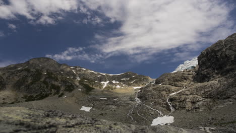 montañas glaciares con nubes y sombras timelapse tomadas en el lago joffreys bc canadá