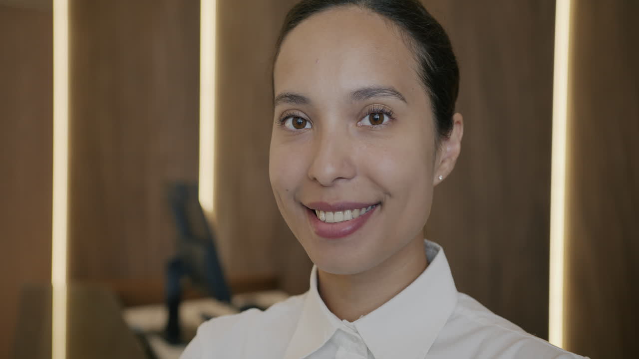 Donna sorridente in ufficio