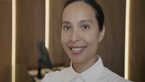 mujer sonriente en la oficina