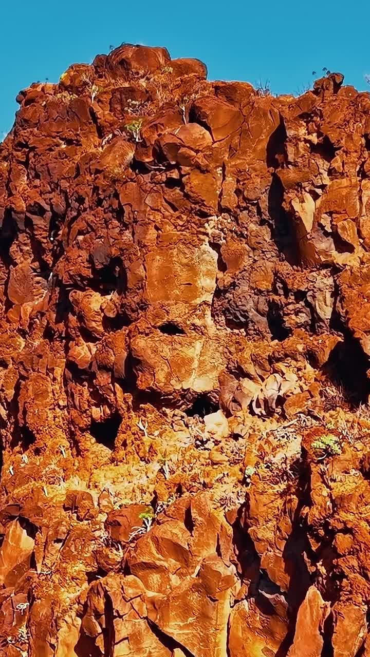 Viste dal cielo sopra Gran Canaria rivelano formazioni rocciose e paesaggi