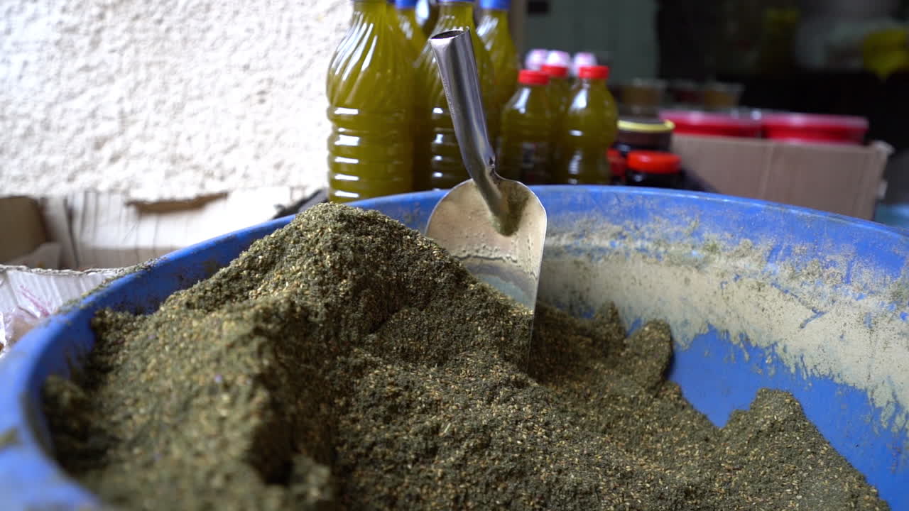 허브 참깨와 소금이 혼합된 자타르 스파이스, 슬로우 모션으로 촬영