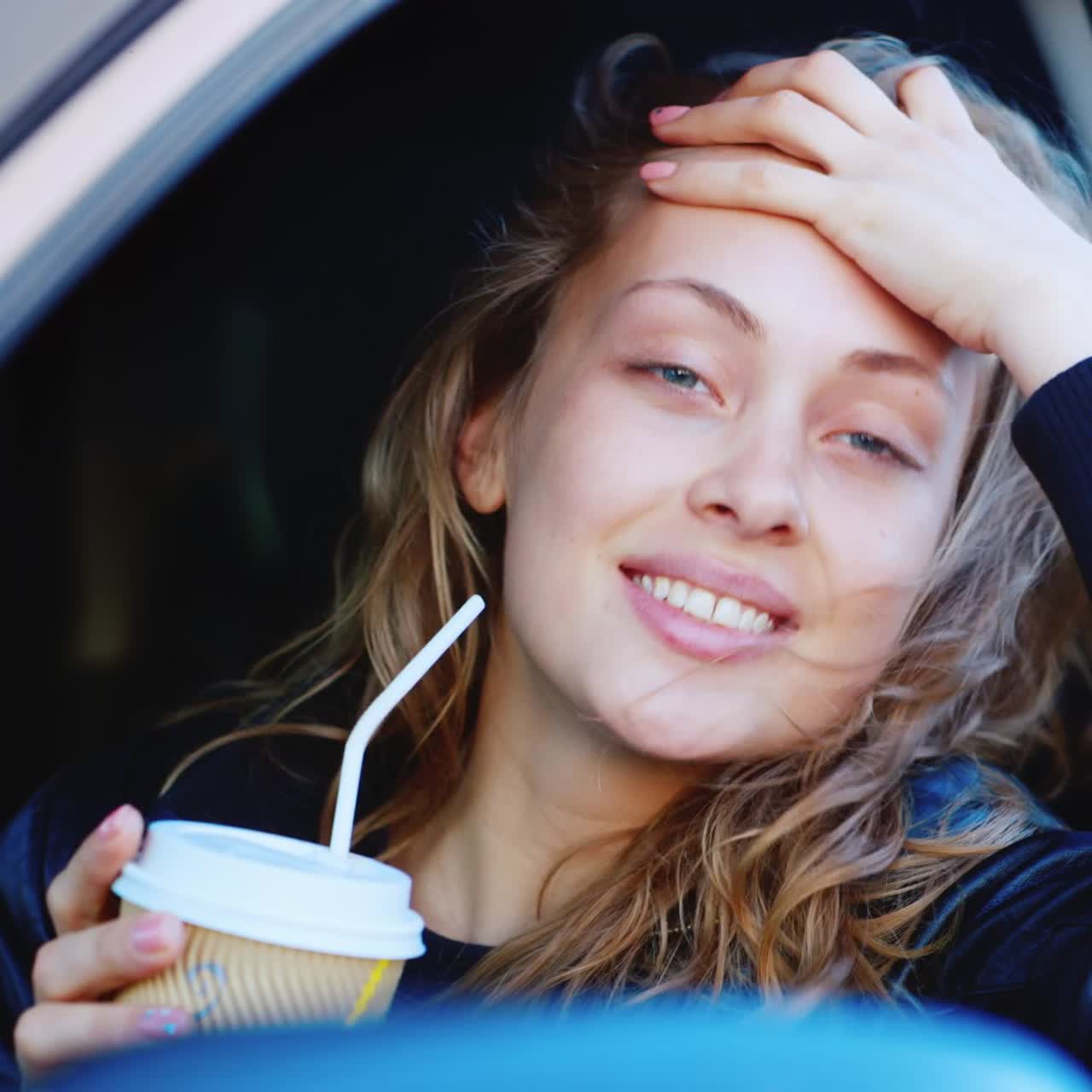 retrato de una joven mujer independiente en el auto