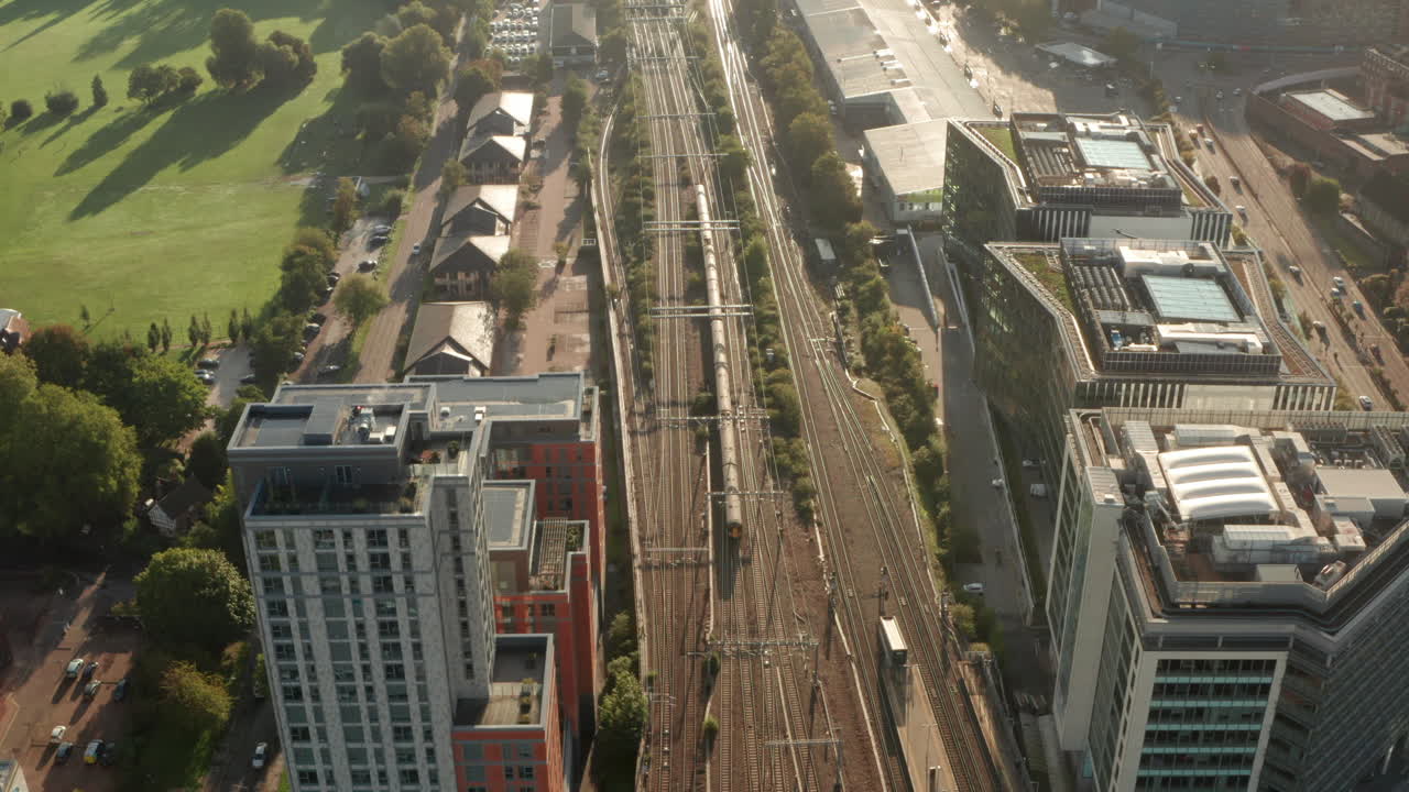 disparo aéreo siguiendo un tren que sale de la ciudad de reading