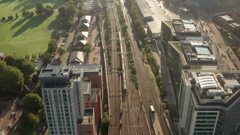 disparo aéreo siguiendo un tren que sale de la ciudad de reading