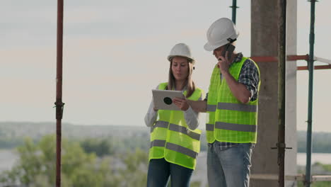 Der-Controller-Ist-Ein-Mann-Eines-Im-Bau-Befindlichen-Gebäudes,-Der-Mit-Der-Geschäftsleitung-Telefoniert-Und-Mit-Dem-Ingenieur-Und-Der-Architektin-Den-Baufortschritt-Besprochen-Hat.