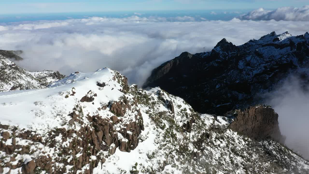 혼자 서있는 한 사람과 함께 마데이라의 피코 루이보 산 정상의 드론 샷