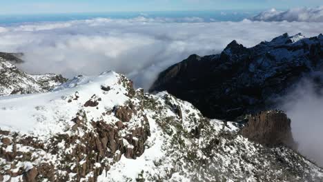 toma de drones de la cima de la montaña pico ruivo en madeira con una sola persona sola