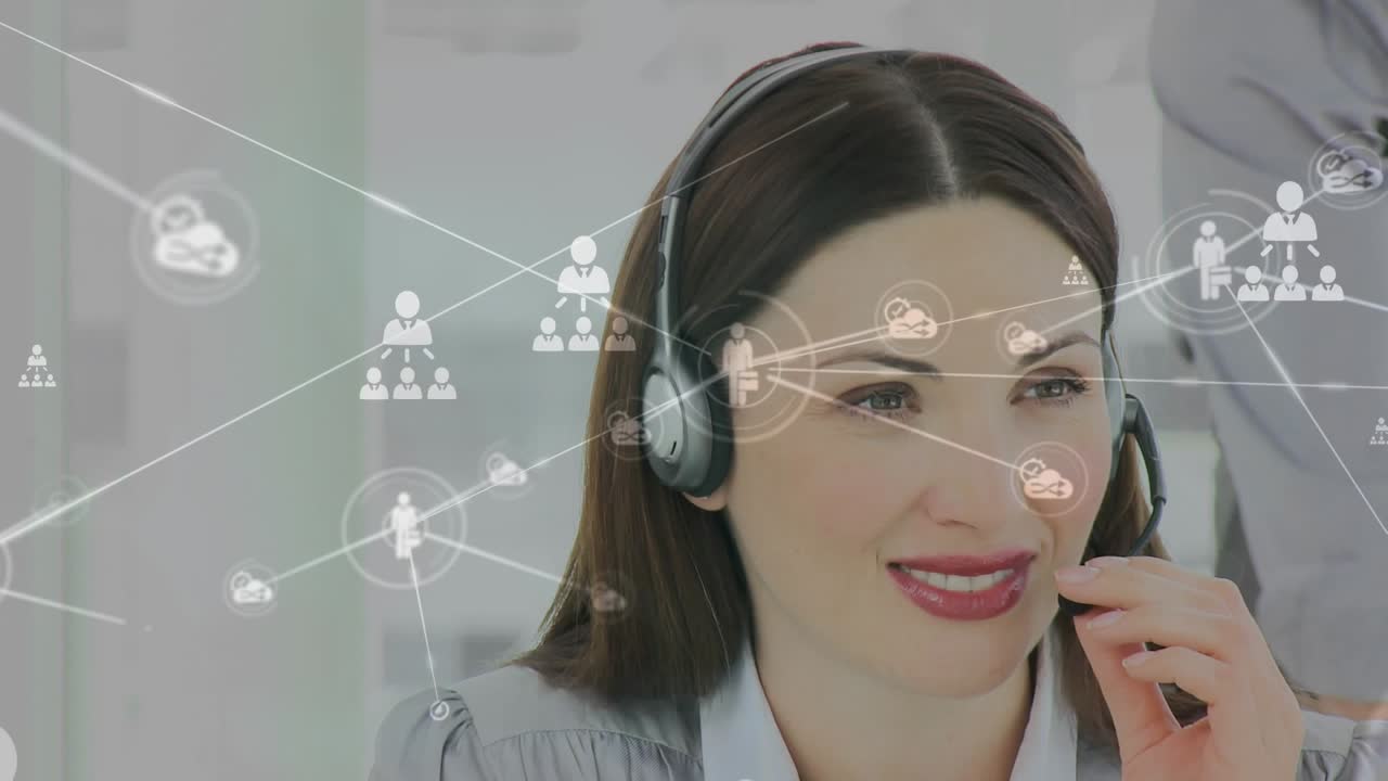 Animação de rede de conexões e ícones sobre uma empresária usando fone de ouvido.