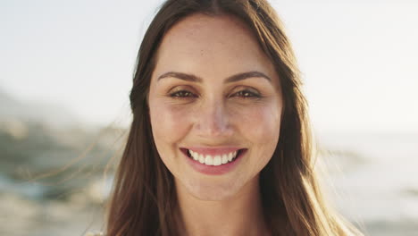 cara, mujer y sonrisa en la playa para una playa
