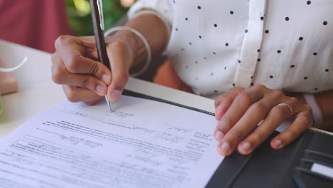 firma del contrato, documentos de los empleados