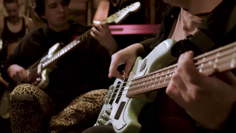 músicos tocando la música