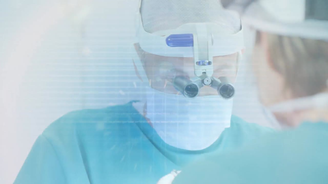 animación de la interfaz digital sobre el cirujano caucásico en la sala de operaciones