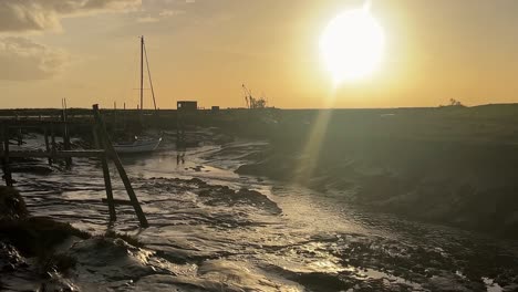 帆船停靠在河口,夕阳是金色的