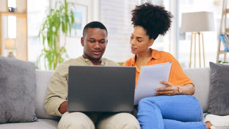 pareja negra, computadora portátil y documentos para finanzas