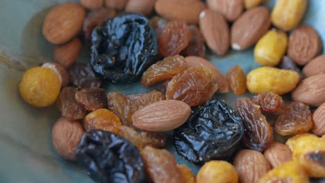 un plato de nueces mixtas de arriba hacia abajo