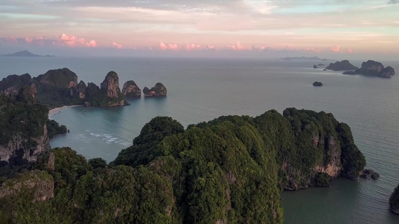 Ripresa aerea del tramonto a Railay Beach realizzata con drone, Ao Nang, Krabi, Thailandia