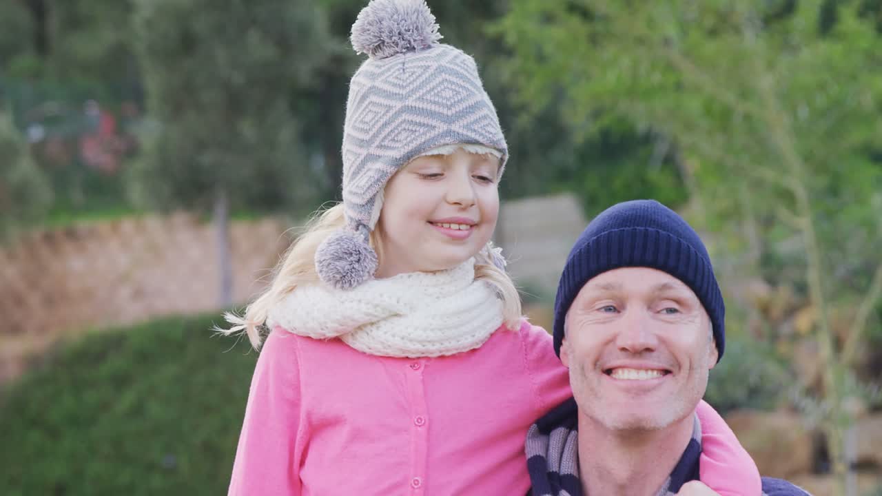 Padre e figlia sorridono insieme 4k