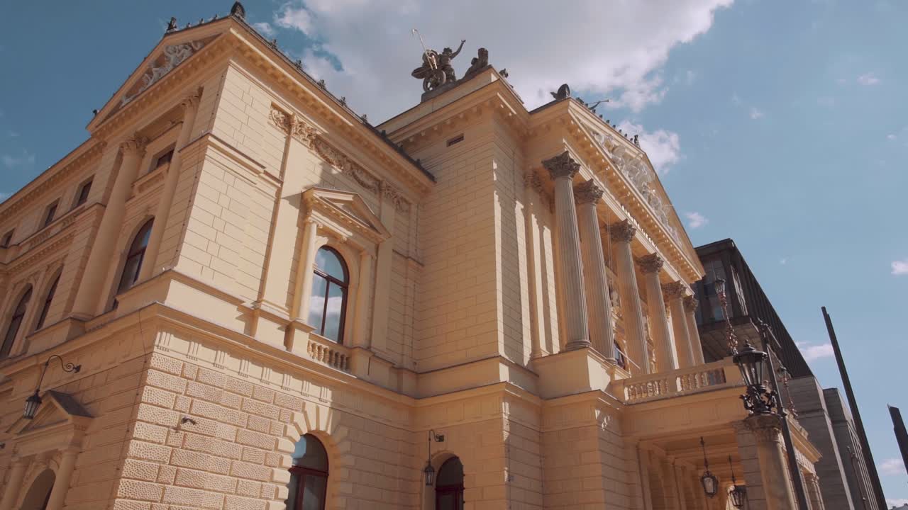 프라하의 국립 극장 외관, 광각 기울기 위로 보기, 화창한 날