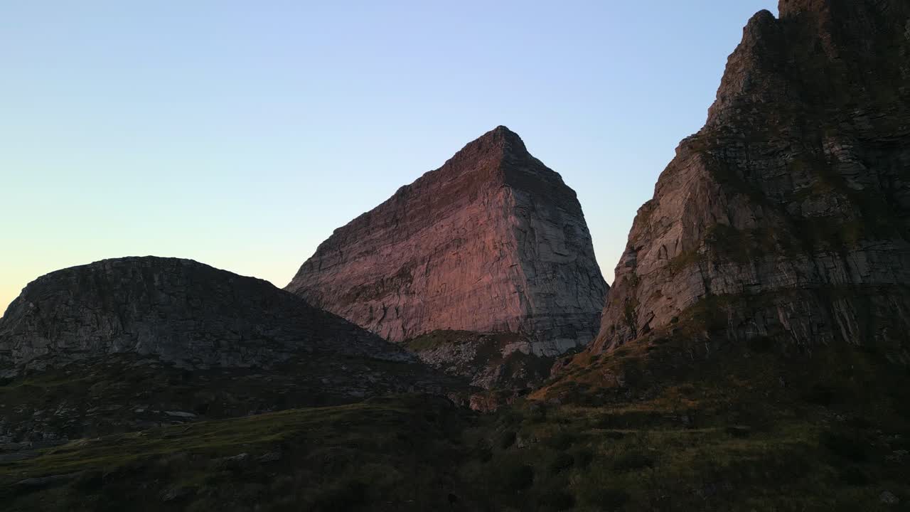 bañarse en la montaña a la luz del atardecer