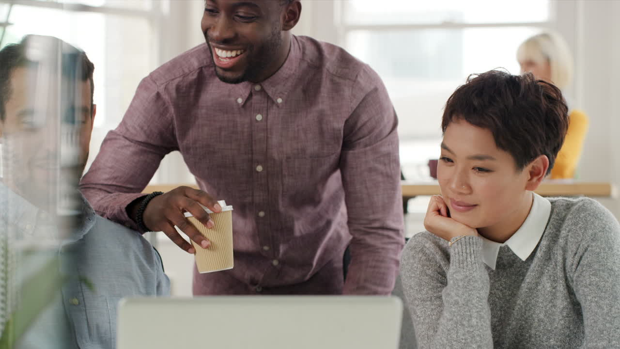 African american software engineer leading  Creative business team meeting in modern start up office female team leader pointing at screen discussing diversity concept people group teamwork  in modern start up office female team leader pointing at screen discussing diverse people group teamwork