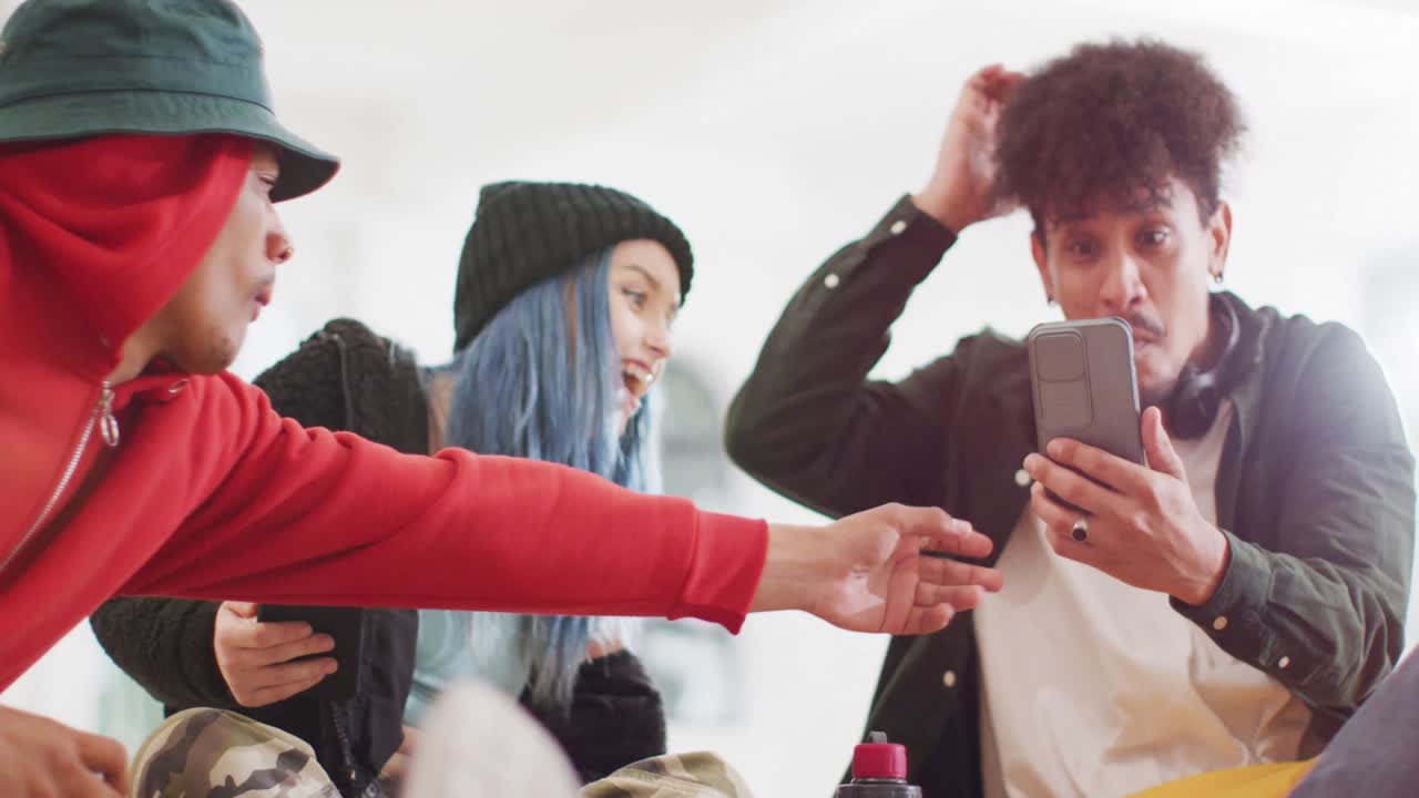 행복한 다양한 남녀 댄서들이 댄스 스튜디오에서 스마트폰을 사용하고 이야기하고, 슬로우 모션