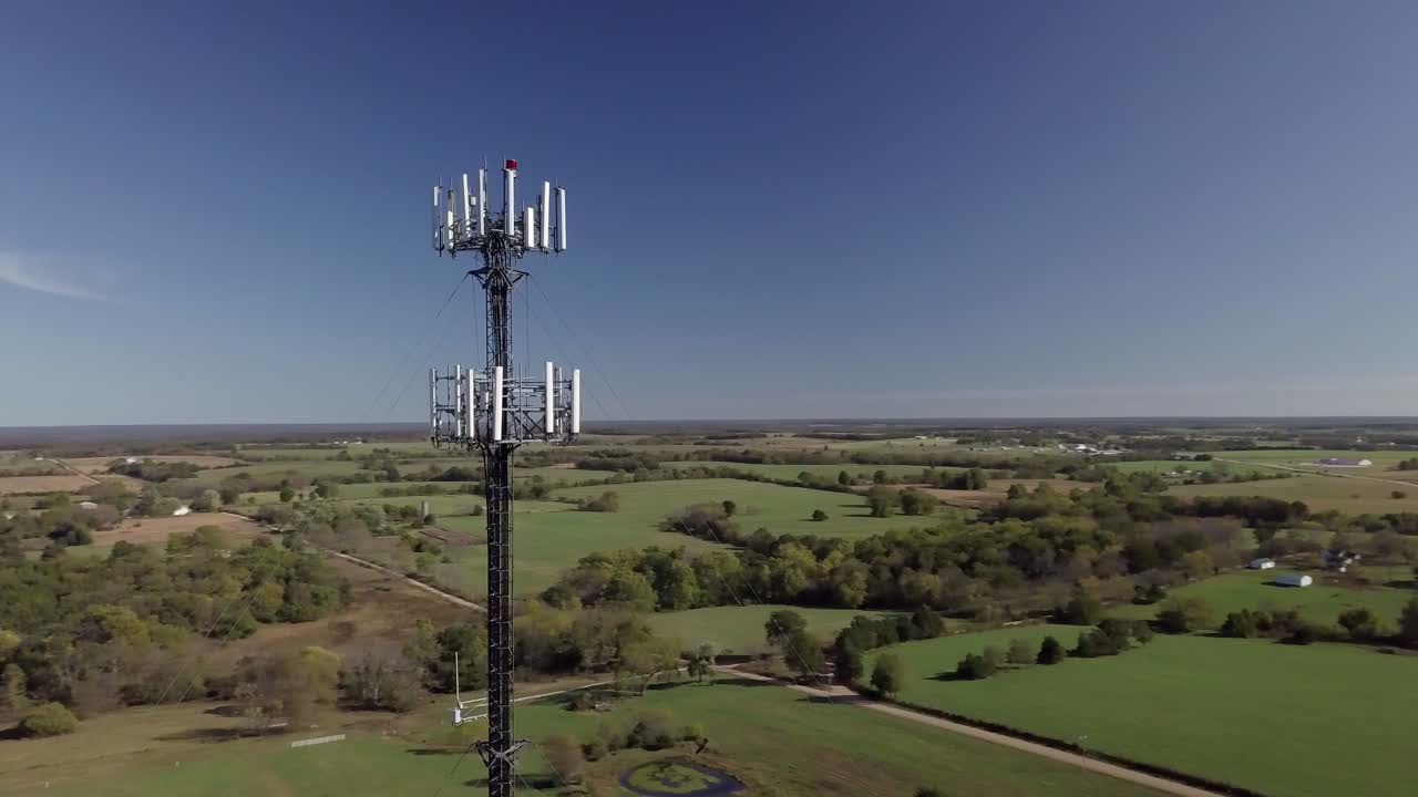 torre de telefonía celular rural en el medio de la nada con actualizaciones de tecnología 5g necesarias video de stock por imágenes de drones aéreos 2