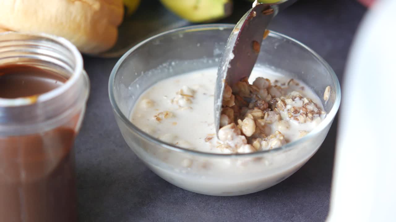desayuno saludable con granola y leche