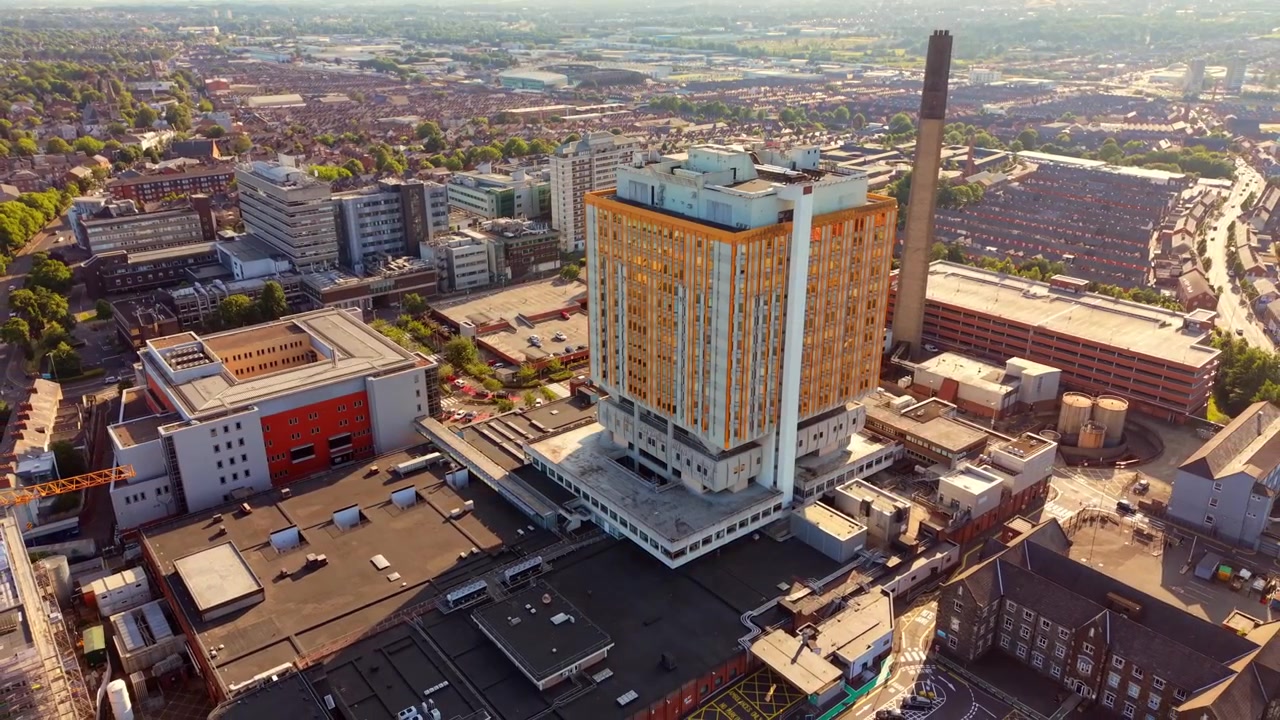 Stigende 4K 60FPS luftvideo af Belfast City Hospital i Belfast, Nordirland i Storbritannien. Optaget en sommeraften med Rec709 farve.