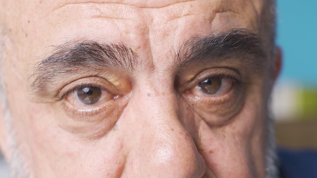 ojos viejos de primer plano.