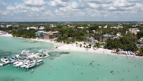 Tiro-De-Drones-Acercándose-A-La-Hermosa-Playa-Tropical-De-Boca-Chica-En-República-Dominicana,-Día-Soleado-Con-Hermosos-Barcos-En-El-Puerto-Deportivo