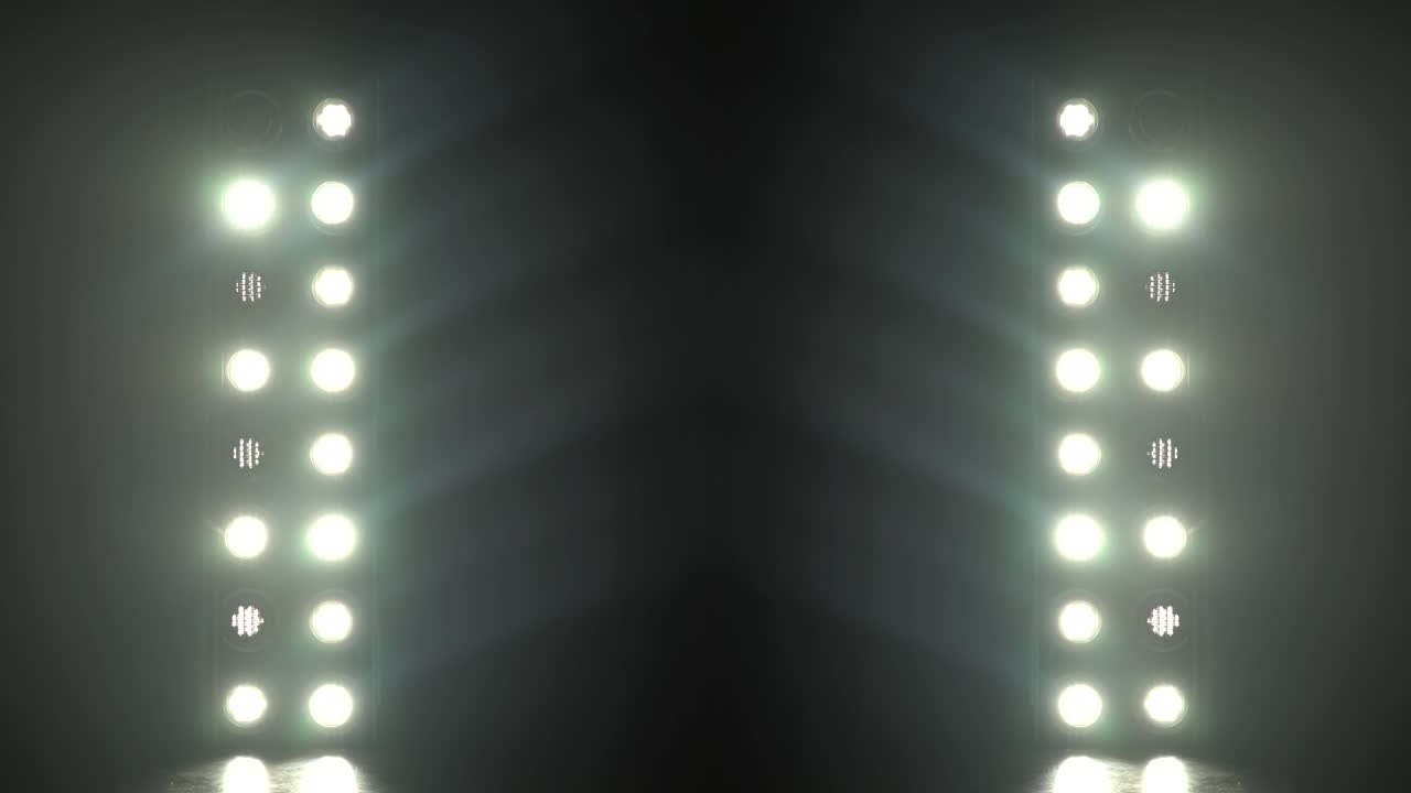 imágenes realistas de la luz del escenario parpadeando rayos de reflectores a través del humo