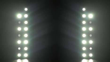 imágenes realistas de la luz del escenario parpadeando rayos de reflectores a través del humo