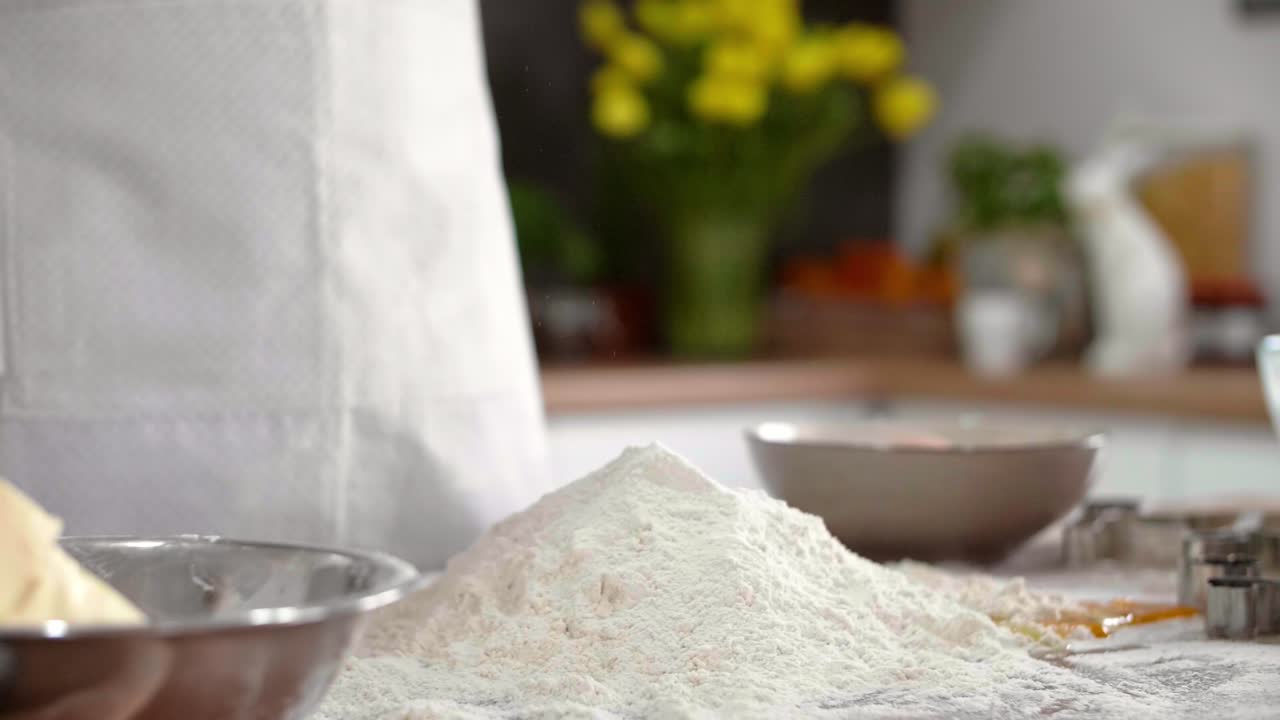 밀가루로 떨어지는 버터 조각