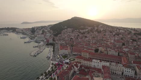 Luftaufnahme-Des-Sonnenuntergangs-über-Der-Küste-Dalmatiens-Mit-Dem-Yachthafen-Und-Der-Promenade-Von-Split-Riva